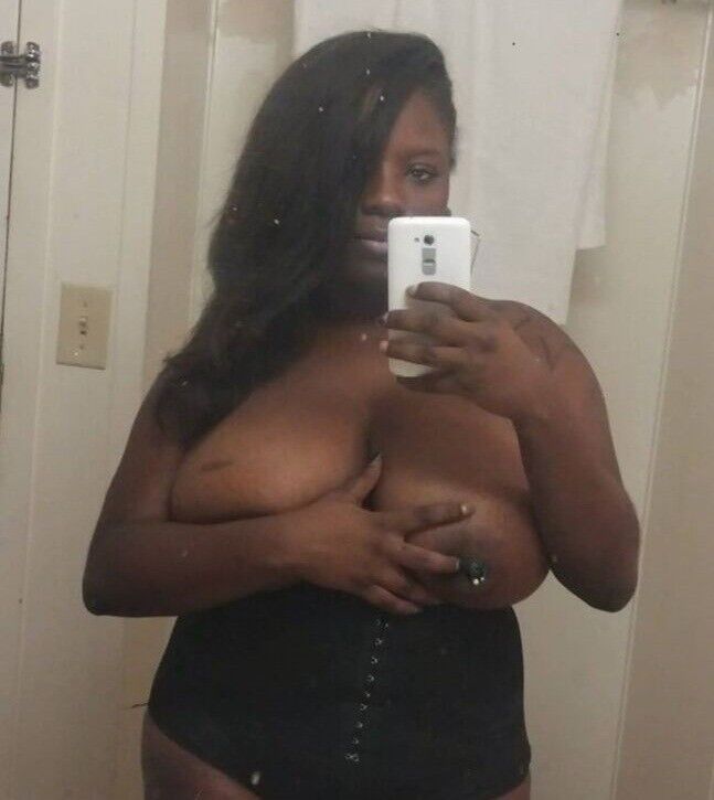 estúpida puta negra con grandes tetas