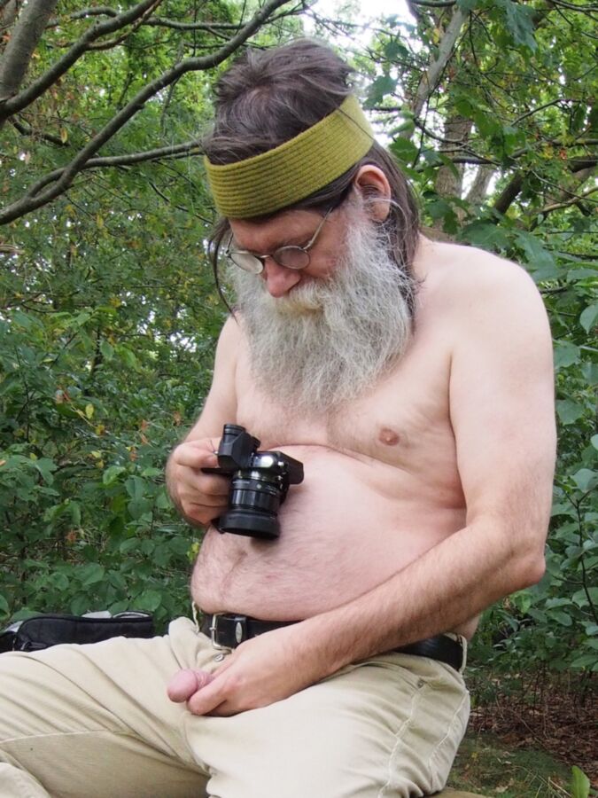 lors d'un tournage de pénis dans la forêt