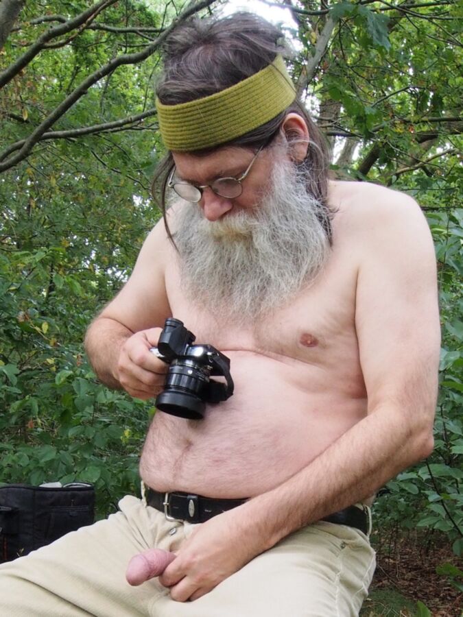 lors d'un tournage de pénis dans la forêt