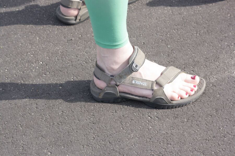 leggins verdes pés descalços unhas vermelhas