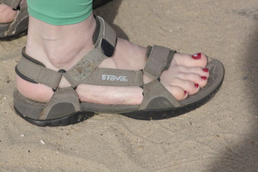 green leggins bare feet red nails