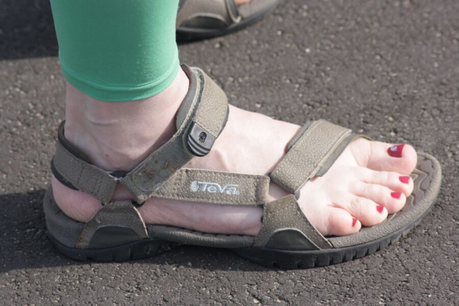 green leggins bare feet red nails