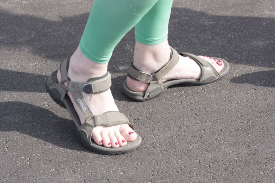 green leggins bare feet red nails