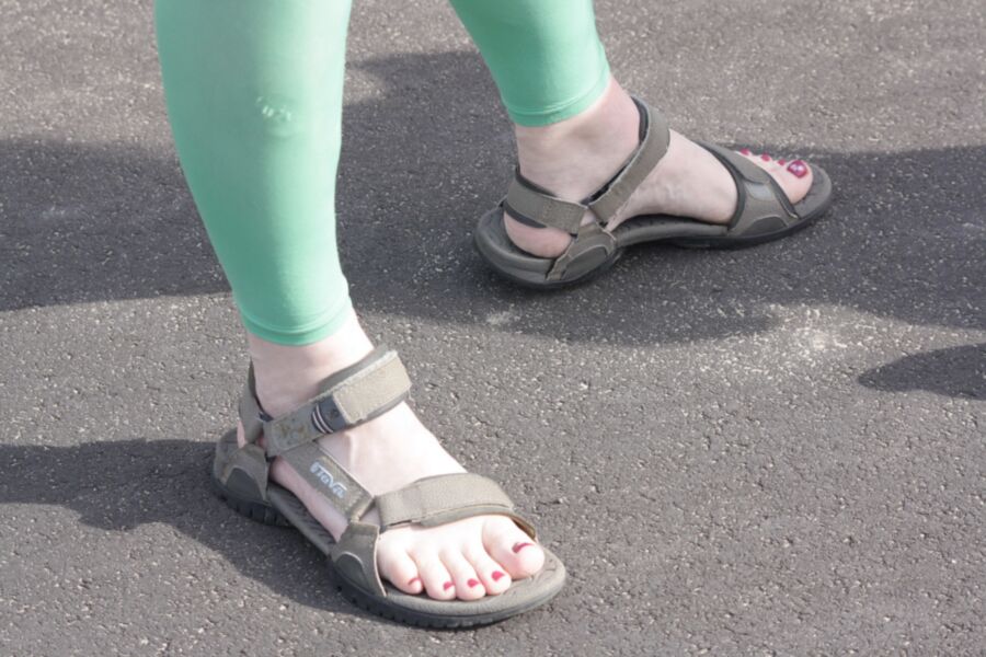 green leggins bare feet red nails