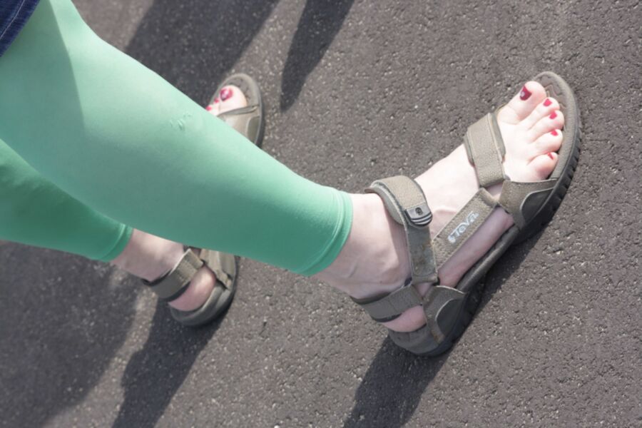 green leggins bare feet red nails