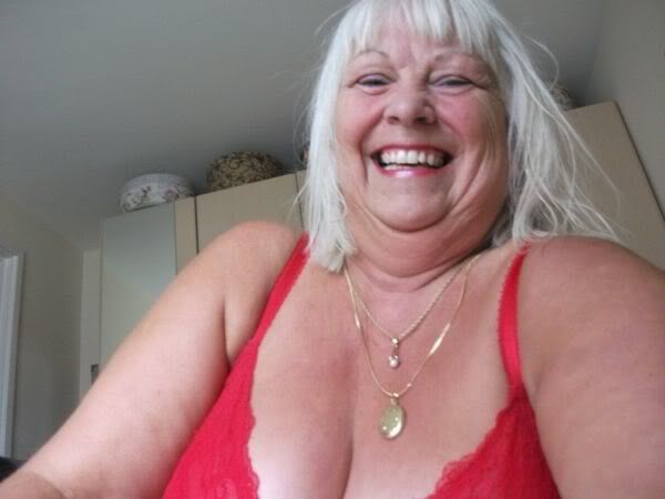 Sue - Mamie britannique à gros seins