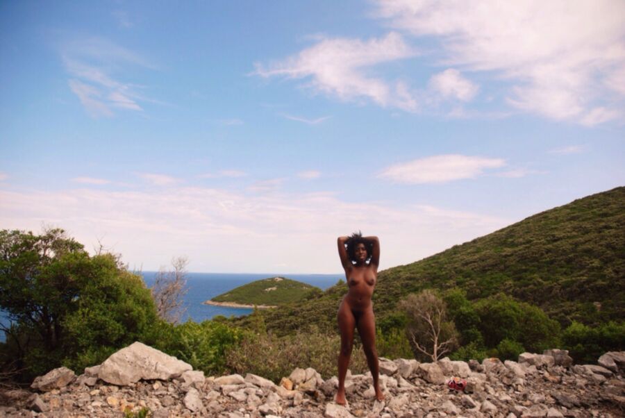 Hermosa nudista negra