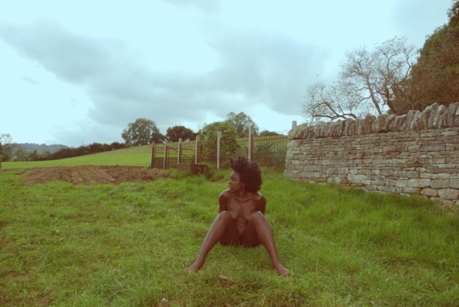 Hermosa nudista negra