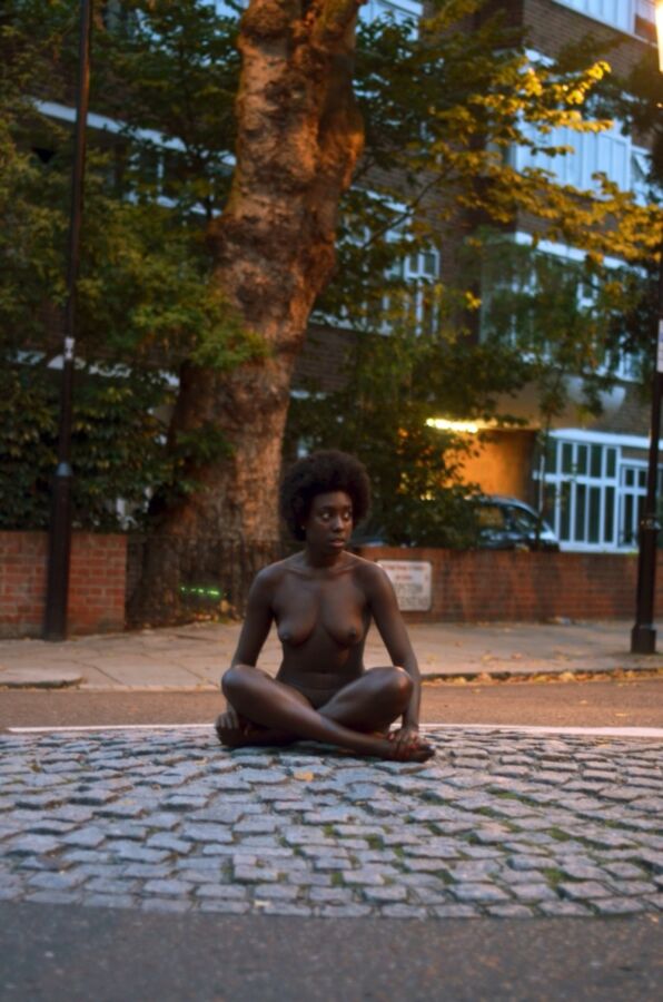 Hermosa nudista negra