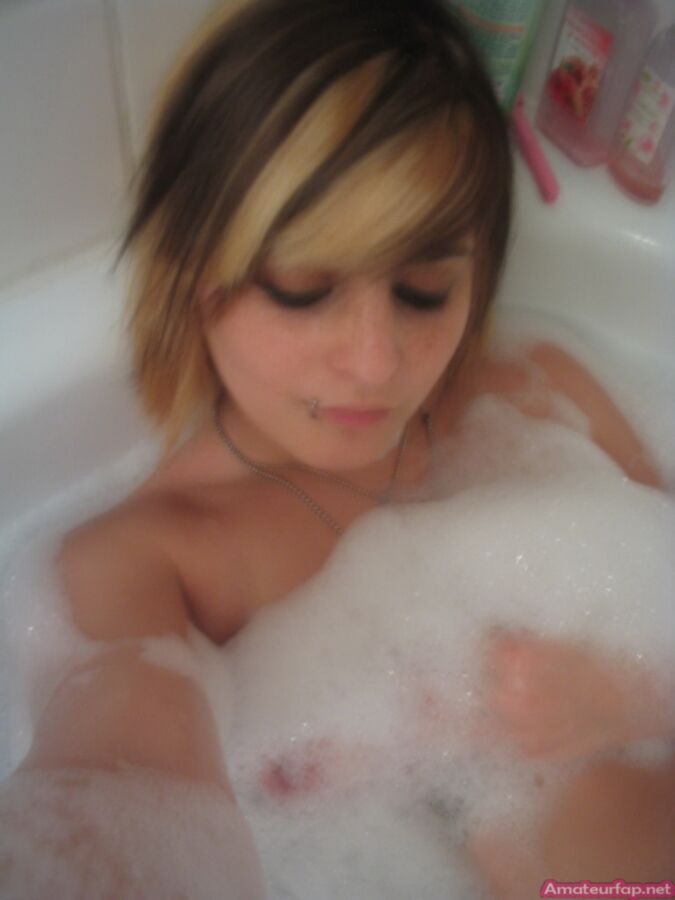 Chica emo adolescente mojada tomando una ducha