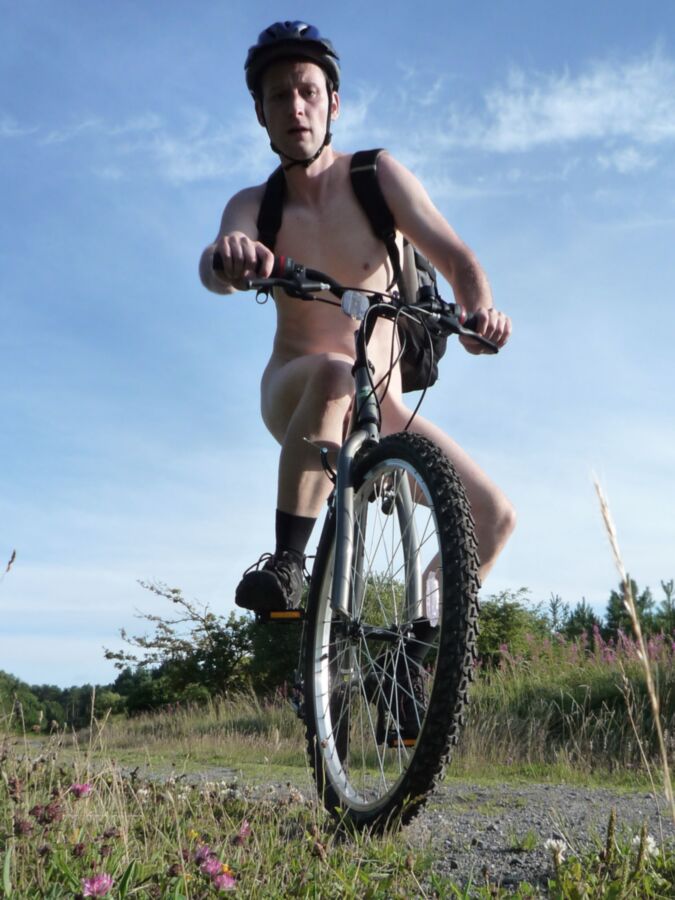 Kudoslong da un paseo desnudo en bicicleta