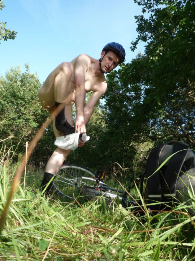 Kudoslong da un paseo desnudo en bicicleta