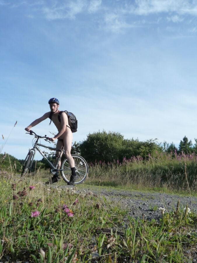 Kudoslong da un paseo desnudo en bicicleta