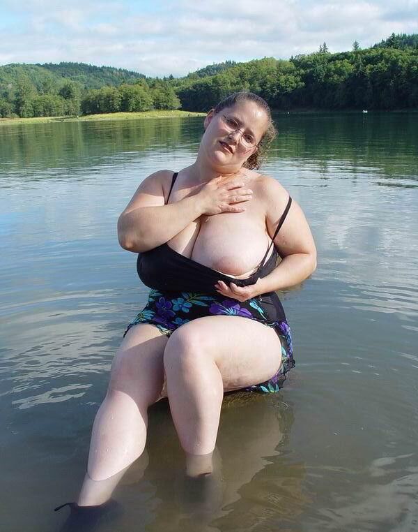 Dame potelée sexy dans la rivière - (Gros seins)