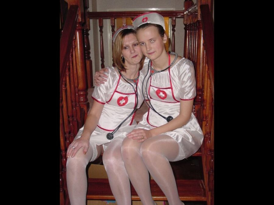 UK Cum Slut Rachel, bukkake con uniforme de enfermera