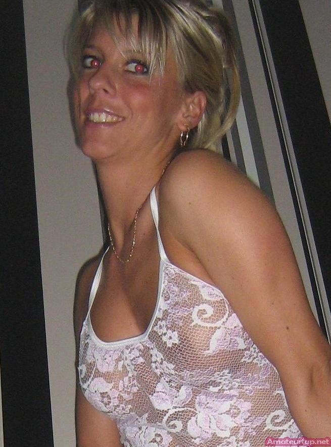 Jessica, une MILF allemande en chaleur, séance photo nue