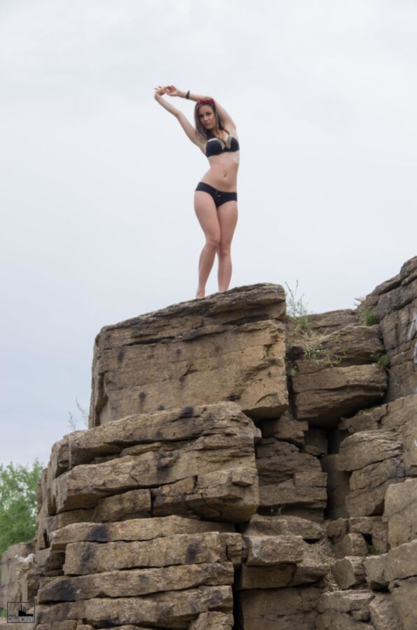 lana bikini al aire libre