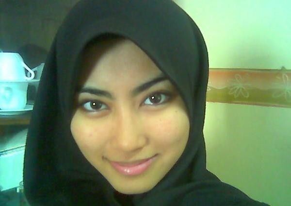 Extremely Hot Amateur Muslim Girl.