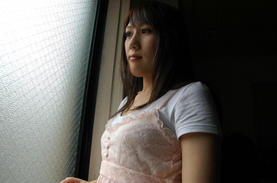 La joven japonesa Keiko Okuyama se desnuda, se ducha y folla