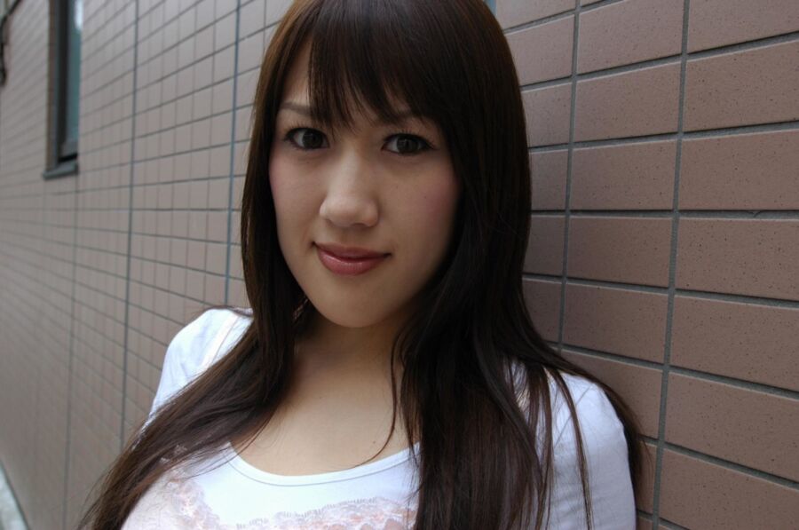 La joven japonesa Keiko Okuyama se desnuda, se ducha y folla