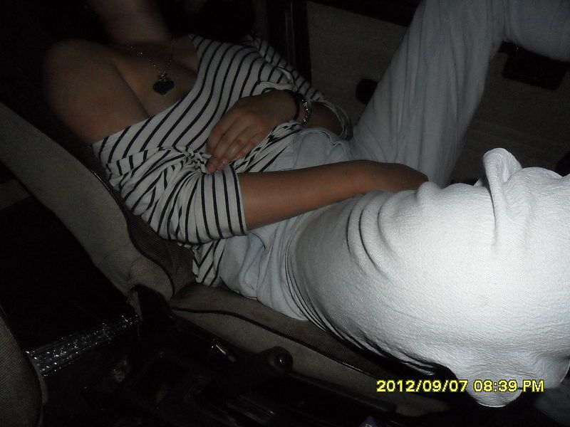 Flashing her pussy in the car