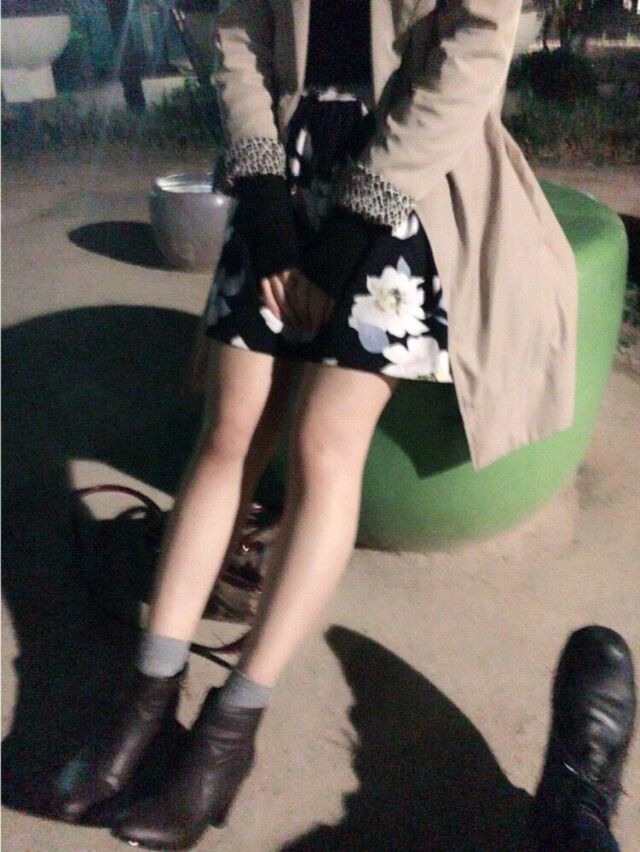 SHY GIRL WITH SEXY LEGS (JAPAN)