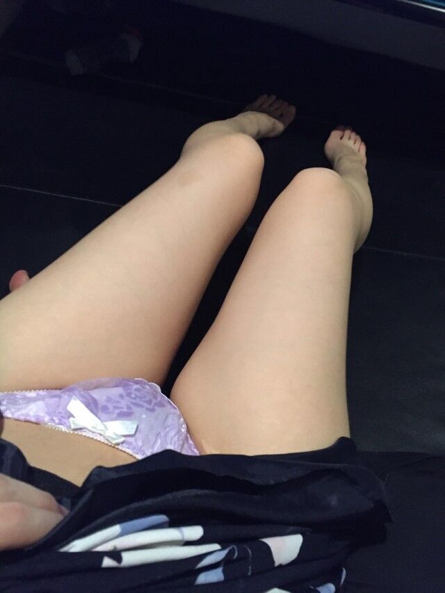 SHY GIRL WITH SEXY LEGS (JAPAN)