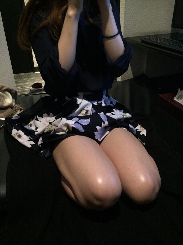 SHY GIRL WITH SEXY LEGS (JAPAN)