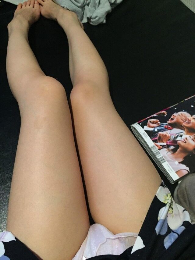 SHY GIRL WITH SEXY LEGS (JAPAN)