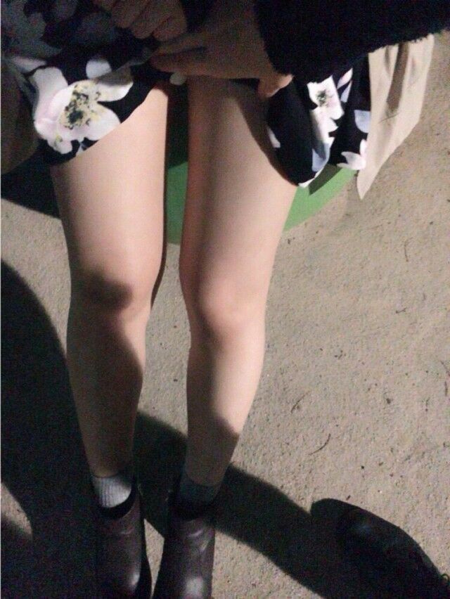 セクシーな脚を持つ内気な女の子 (日本)