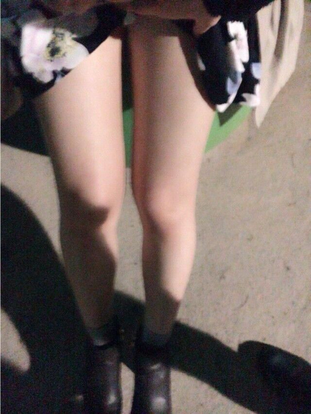 セクシーな脚を持つ内気な女の子 (日本)