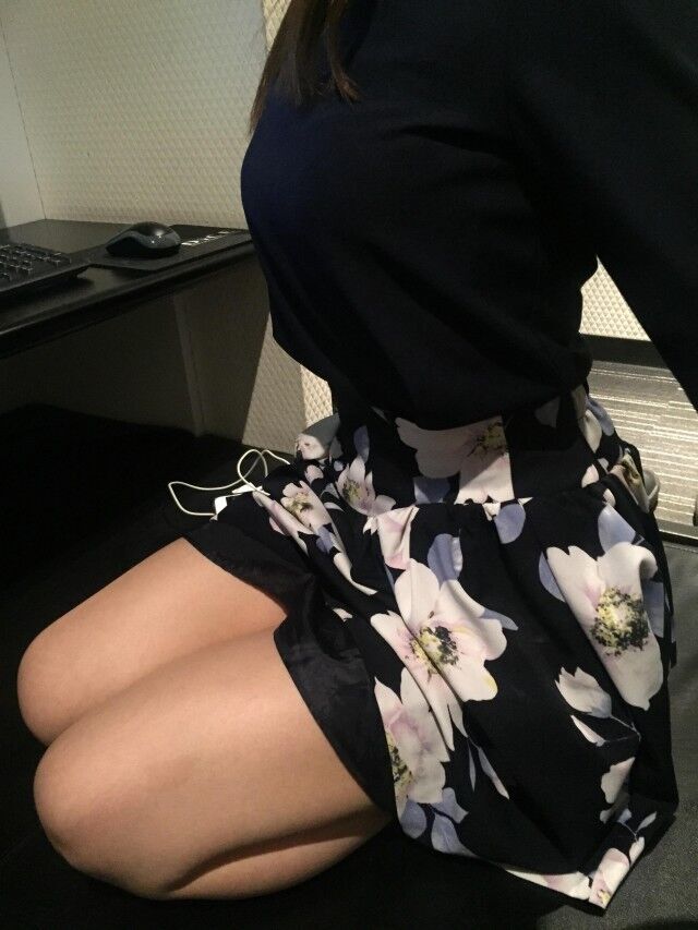 SHY GIRL WITH SEXY LEGS (JAPAN)