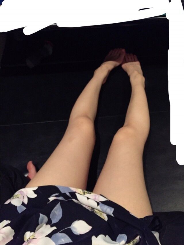 SHY GIRL WITH SEXY LEGS (JAPAN)