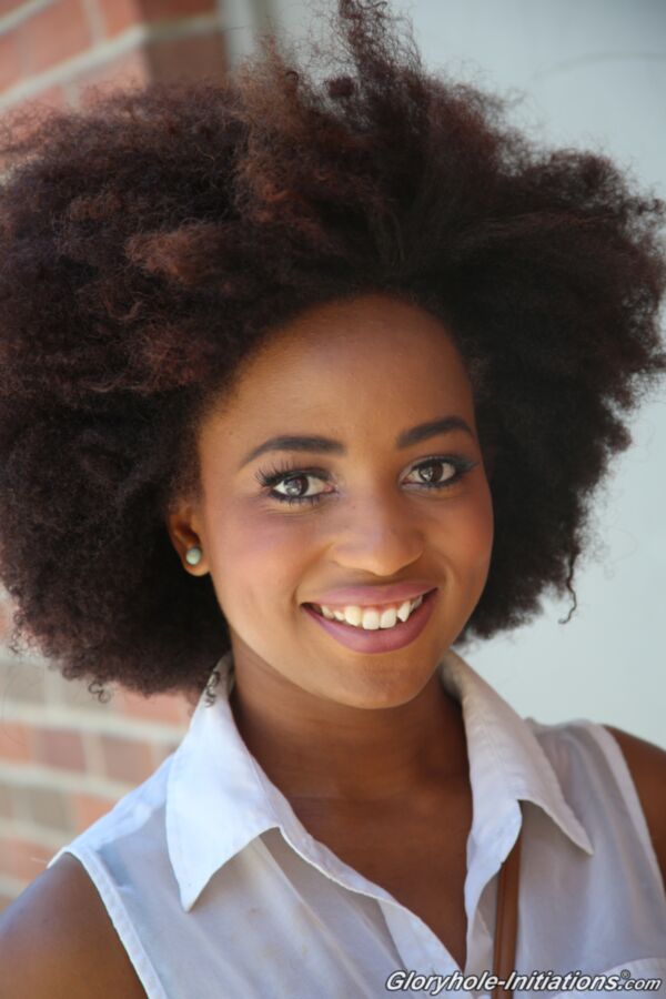 Puta negra de pelo grande recibe semen en su bonito cabello