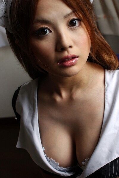 Filles asiatiques aux gros seins