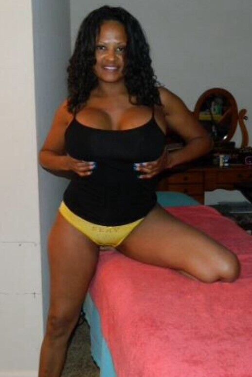 Fille noire aux gros seins exhibant ses seins et son cul.