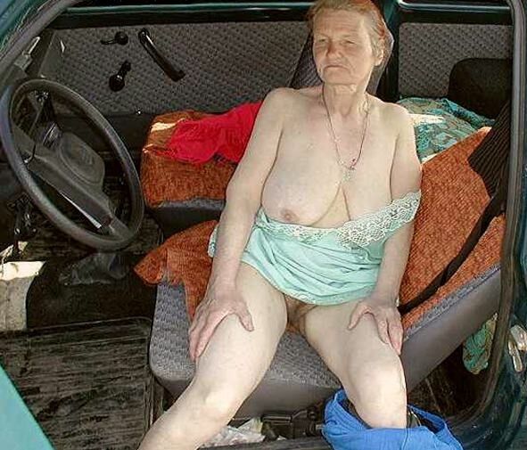 La abuela se desnuda en un coche