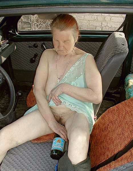 La abuela se desnuda en un coche