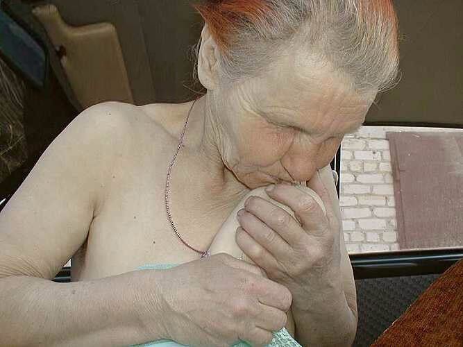 Great Granny se déshabille dans une voiture