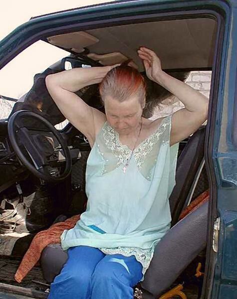 Great Granny se déshabille dans une voiture