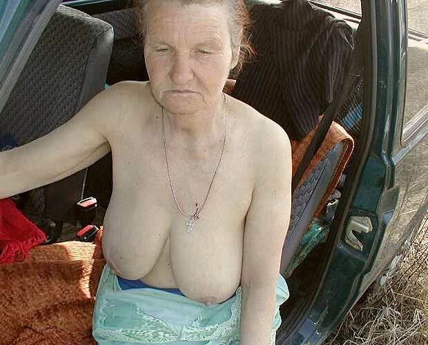 La abuela se desnuda en un coche