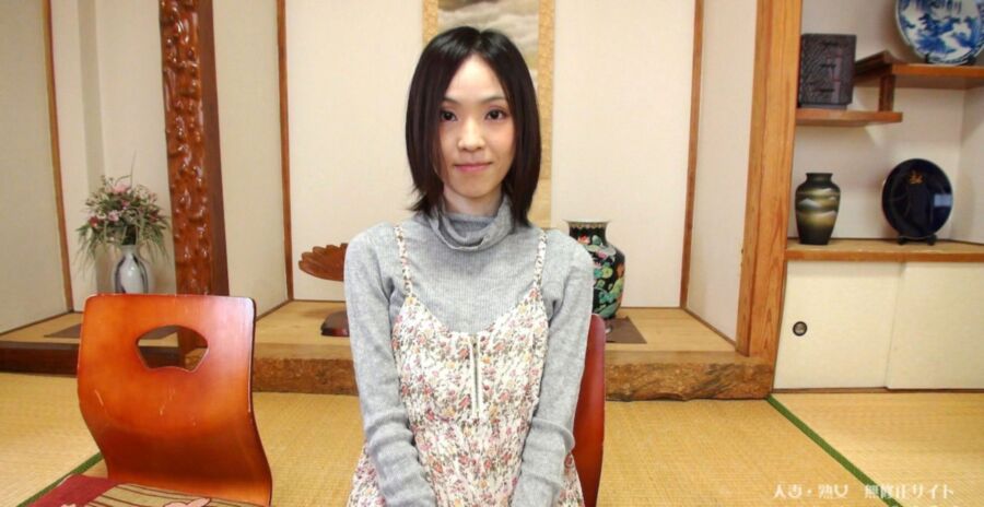 Japón - La pequeña Kozue Sugihara esconde su anorexia bajo un gran vestido