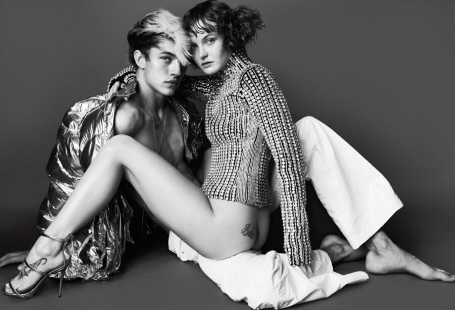 Kacy Hill seins nus pour V Magazine