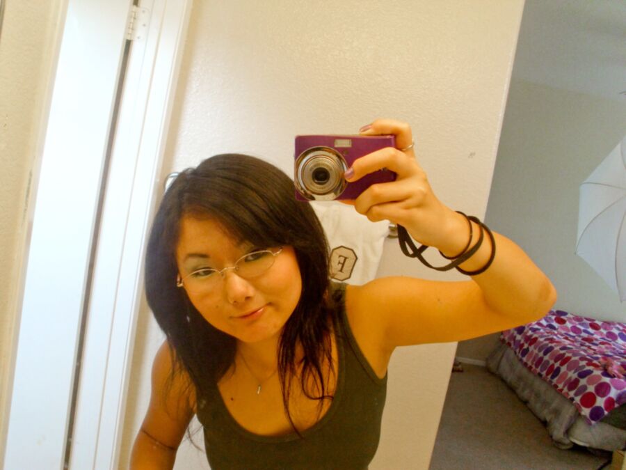 Chyoko spreads her pussy in selfies