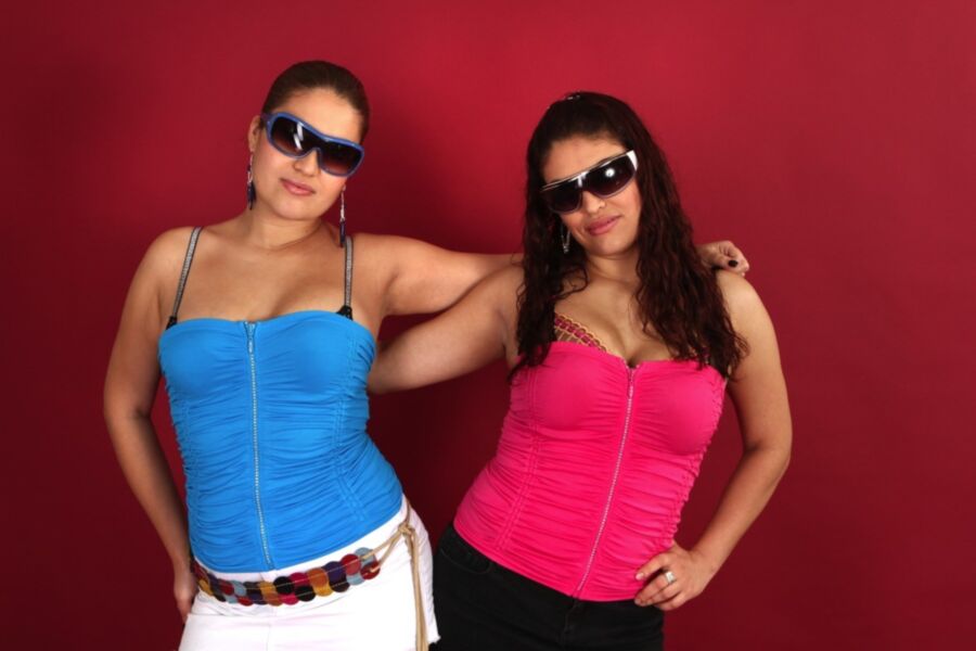 JustNips - Sisters in Sunglasses