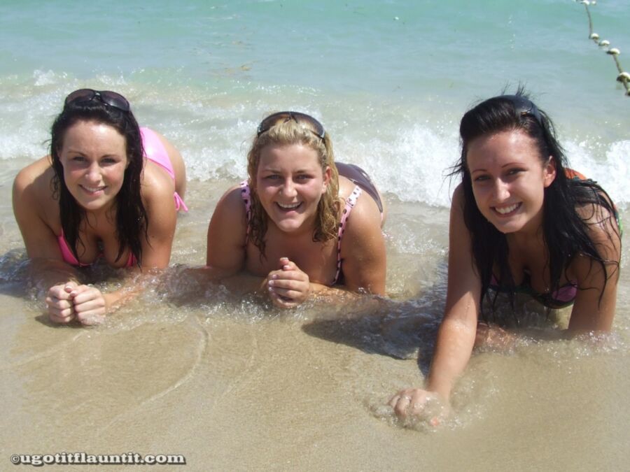 Niki und ihre Freundin verlieren am Strand ihre Bikinioberteile