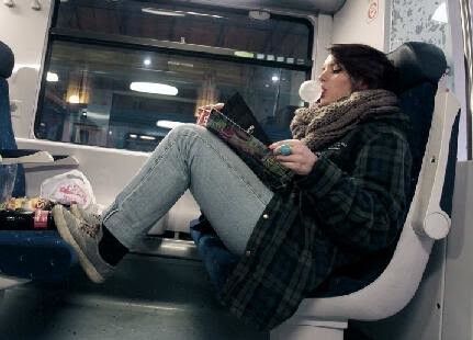 Les pieds sur les sièges de train France Edition