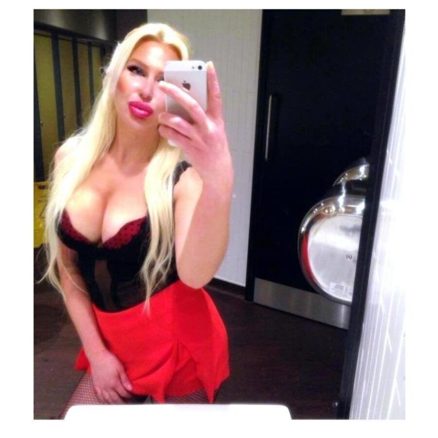 Oksana Manila, une bimbo russe sexy, photo non nue sur les réseaux sociaux