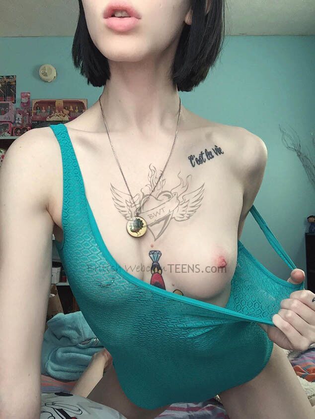 Selfies emo desnudas tatuadas - hipster se divierte con su cola anal