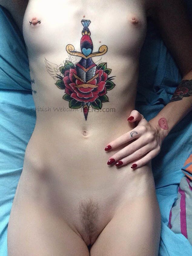 Selfies emo nuas tatuadas - hipster se diverte com sua cauda anal